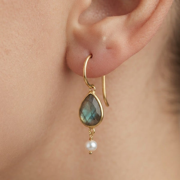 Mini-huggy earrings with pearls