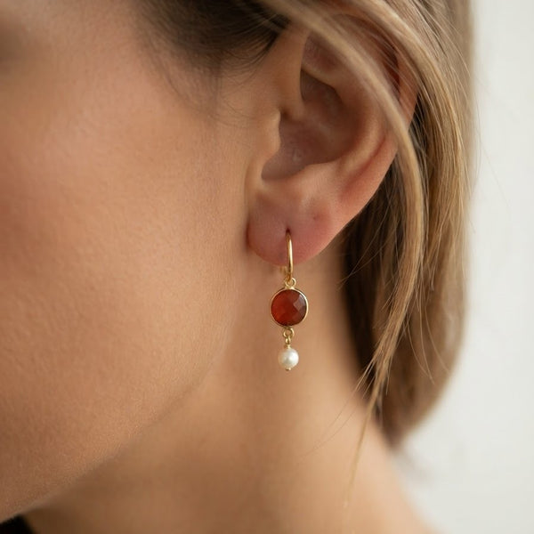 Mini-huggy earrings with pearls