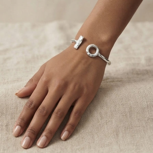 A T-bar Bracelet in Gold/Silver