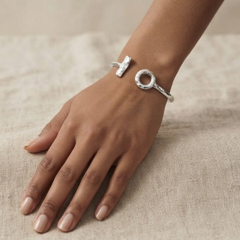 A T-bar Bracelet in Gold/Silver
