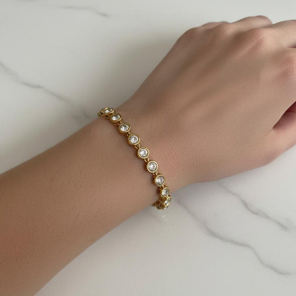 Tennis bracelet with cubic zirconia stones