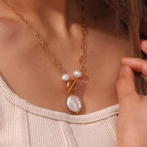 Waterproof necklace with pearls